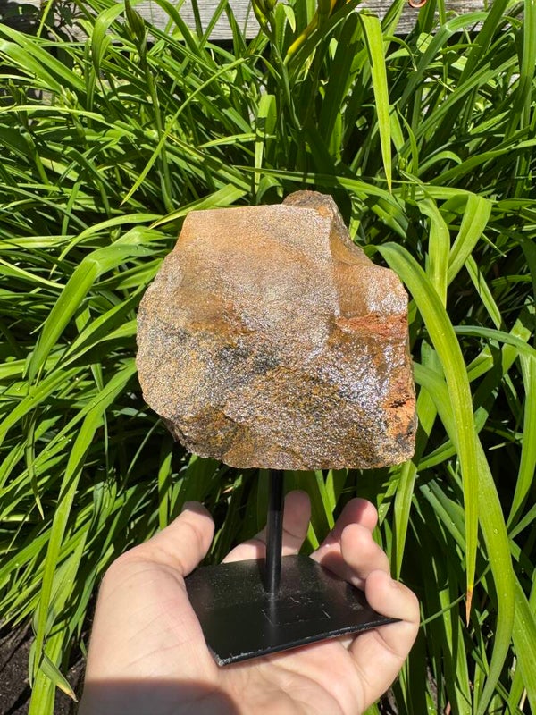 Bruine jasper op standaard
