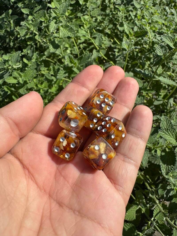 Epoxy resin dobbelstenen set D6 met barnsteen/amber