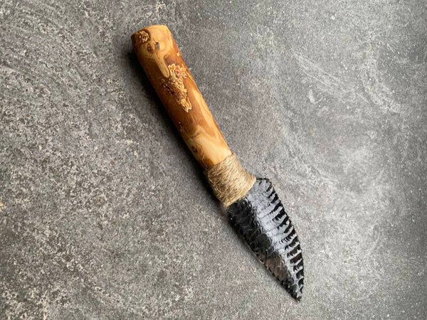 Handgemaakt obsidiaan mes met houten handvat