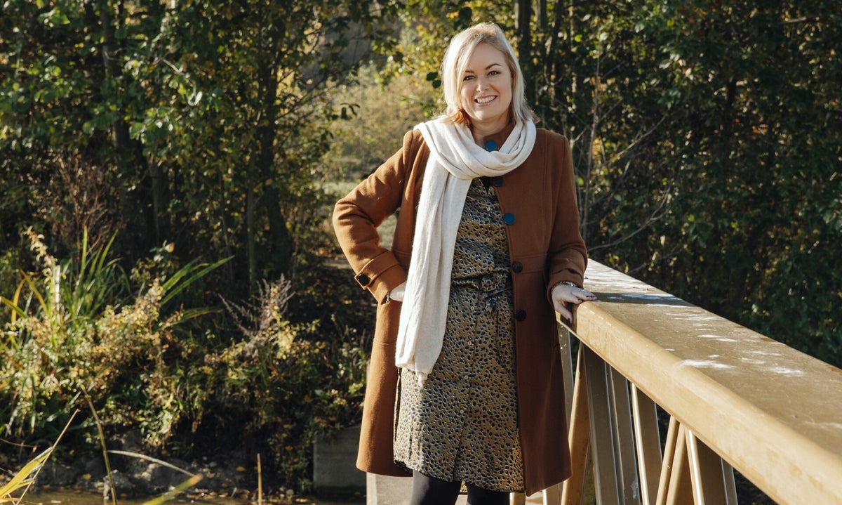 Energieke vrouw die afgevallen is