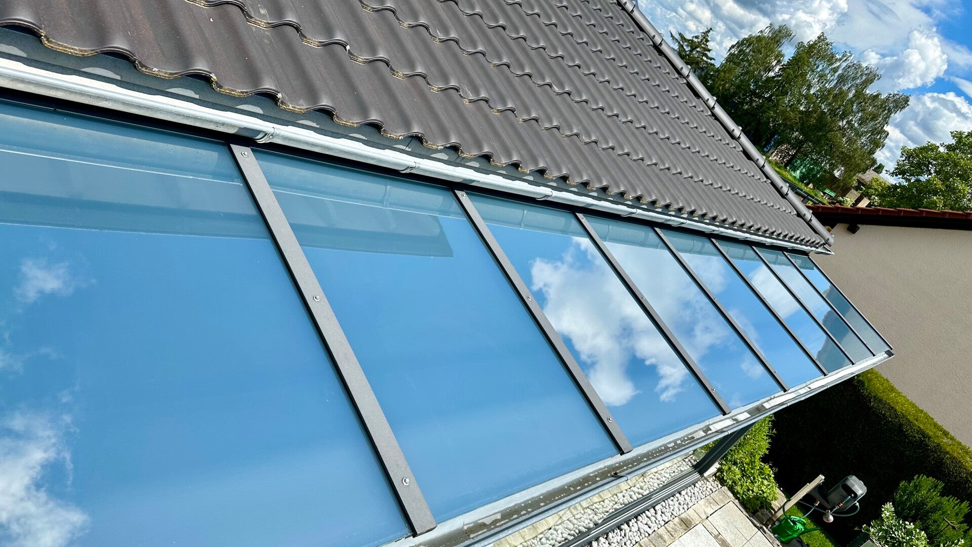 Professionell foliertes Glasdach mit Sonnenschutzfolie