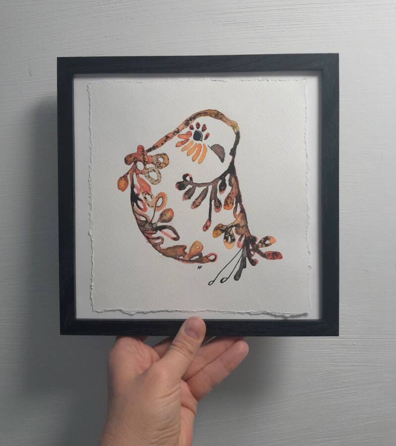 vogeltje-met-lijst-zwart-in-hand-pietronella-nl-standard.jpg