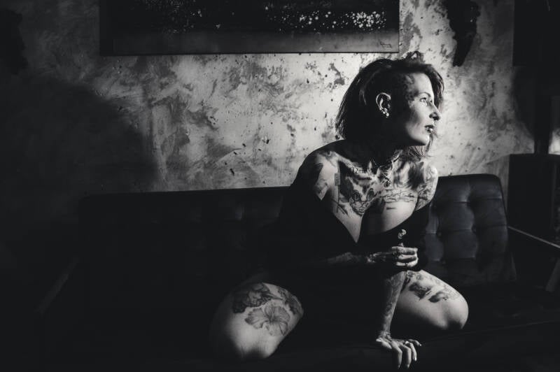Boudoirfoto mit sanften Pastelltönen und femininer Pose