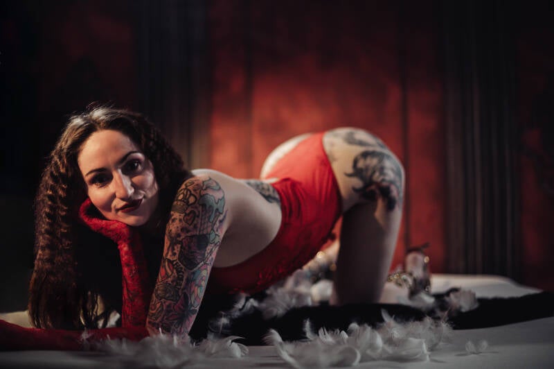 Minimalistische Boudoiraufnahme mit natürlicher Sinnlichkeit
