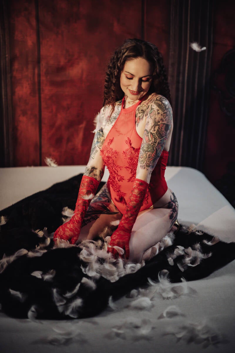 Ausdrucksstarke Boudoiraufnahme mit Fokus auf Körperhaltung