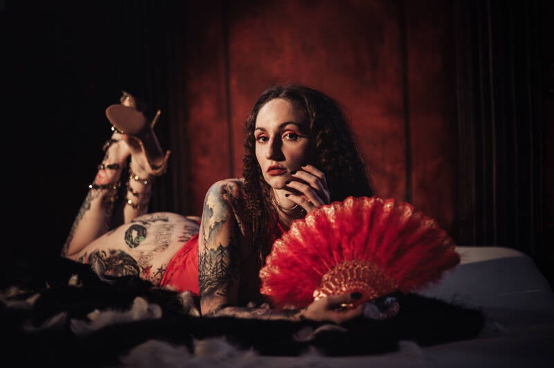 Boudoir-Porträt einer Frau voller Selbstvertrauen und Anmut