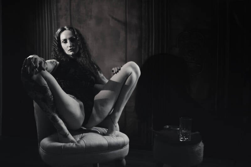 Klassische Boudoirfotografie im Vintage-Stil mit Schwarz-Weiß-Look