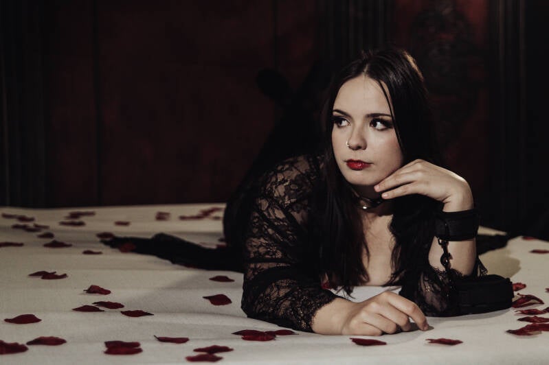 Ausdrucksstarke Schwarz-Weiß-Boudoirfotografie mit Kontrasten