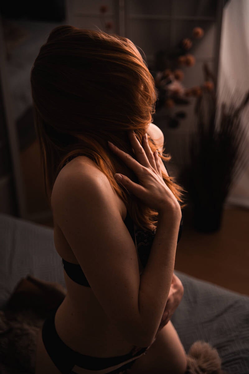 Nahaufnahme mit Fokus auf Gesicht und Dekolleté – Boudoir-Ästhetik