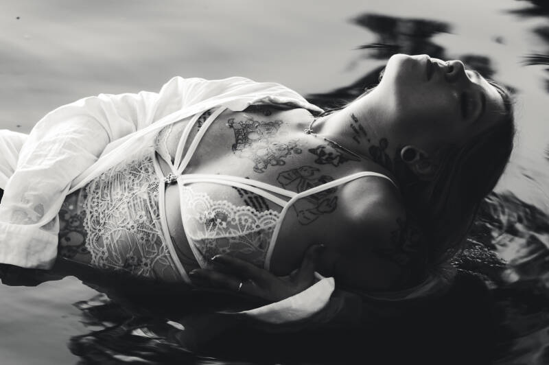 Sinnliche Pose in Spitzenunterwäsche – stilvolle Boudoiraufnahme