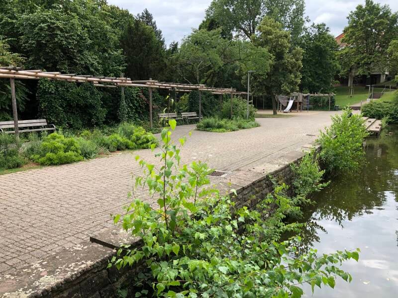 Along the pond to the first playground