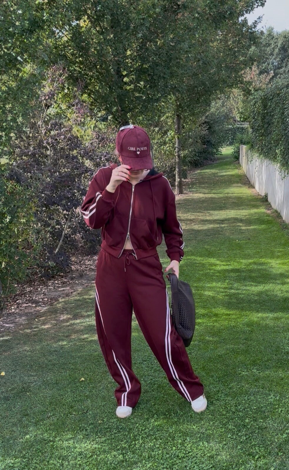 JOGGING VEST BORDEAUX MET STREPEN
