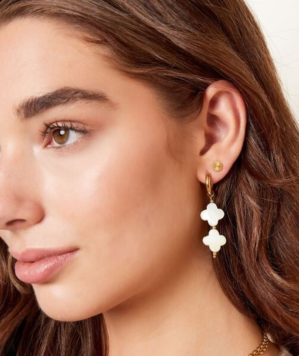 OORBELLEN SCHELP KLAVERTJES IN ZILVER EN GOUDKLEUR