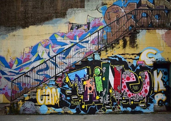 Urbanes Graffiti Treppenhaus – intensive Street Art Farben & urbane Energie