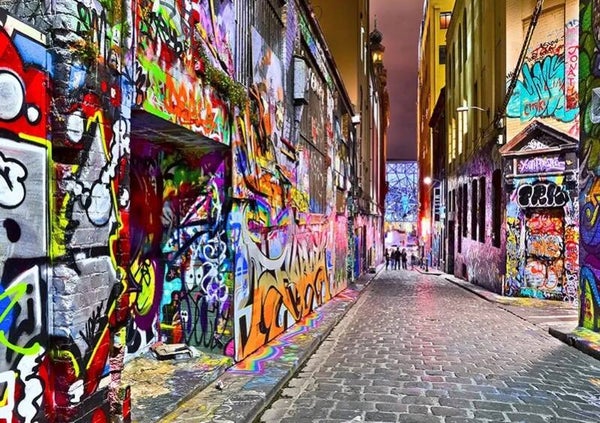 Urban Street Art Gasse voller Graffiti – farbintensive Stadtszene