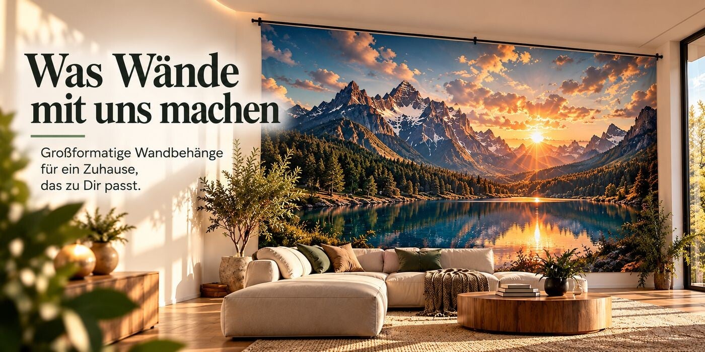 Wandbehang mit modernem Wohnzimmer und großformatigem Alpenpanorama-Motiv