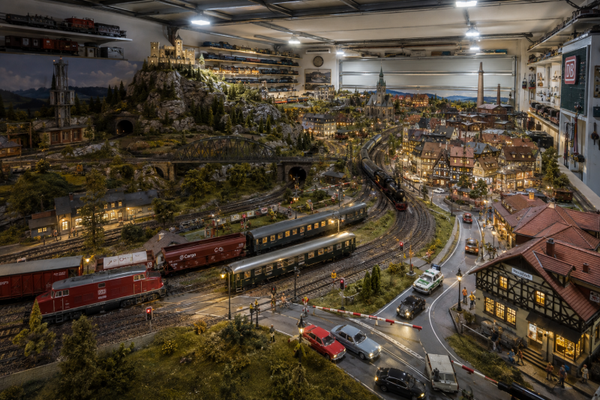 Deutsche Modellbahn-Welt – Detailreicher Wandbehang mit Eisenbahnlandschaft und Miniaturstadt