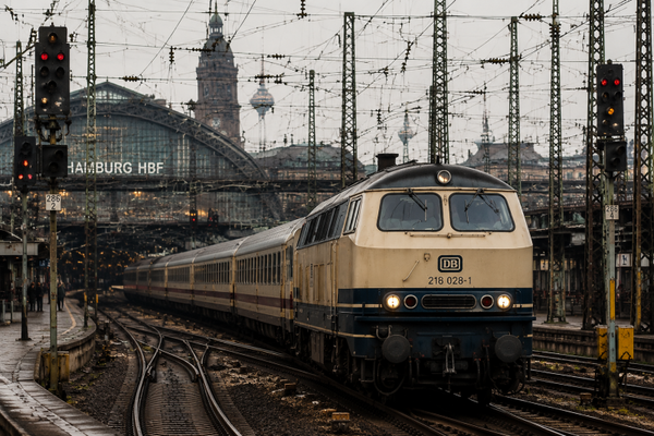 Hamburg Hauptbahnhof 1991 – Diesellok Baureihe 218 bei der Einfahrt