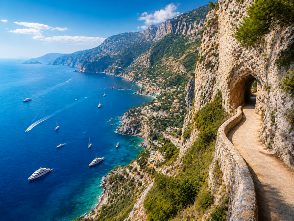 Mediterrane Küste Wandbehang – Felsenweg mit Meerblick und beeindruckender Raumwirkung