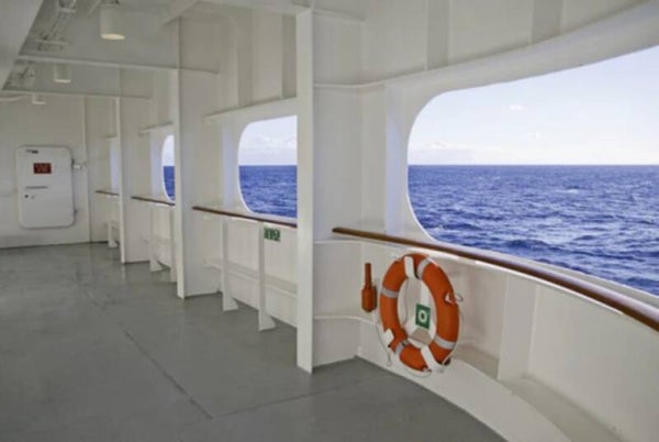 Maritimer Schiff Innenraum mit Meerblick – Reise & Freiheit Motiv