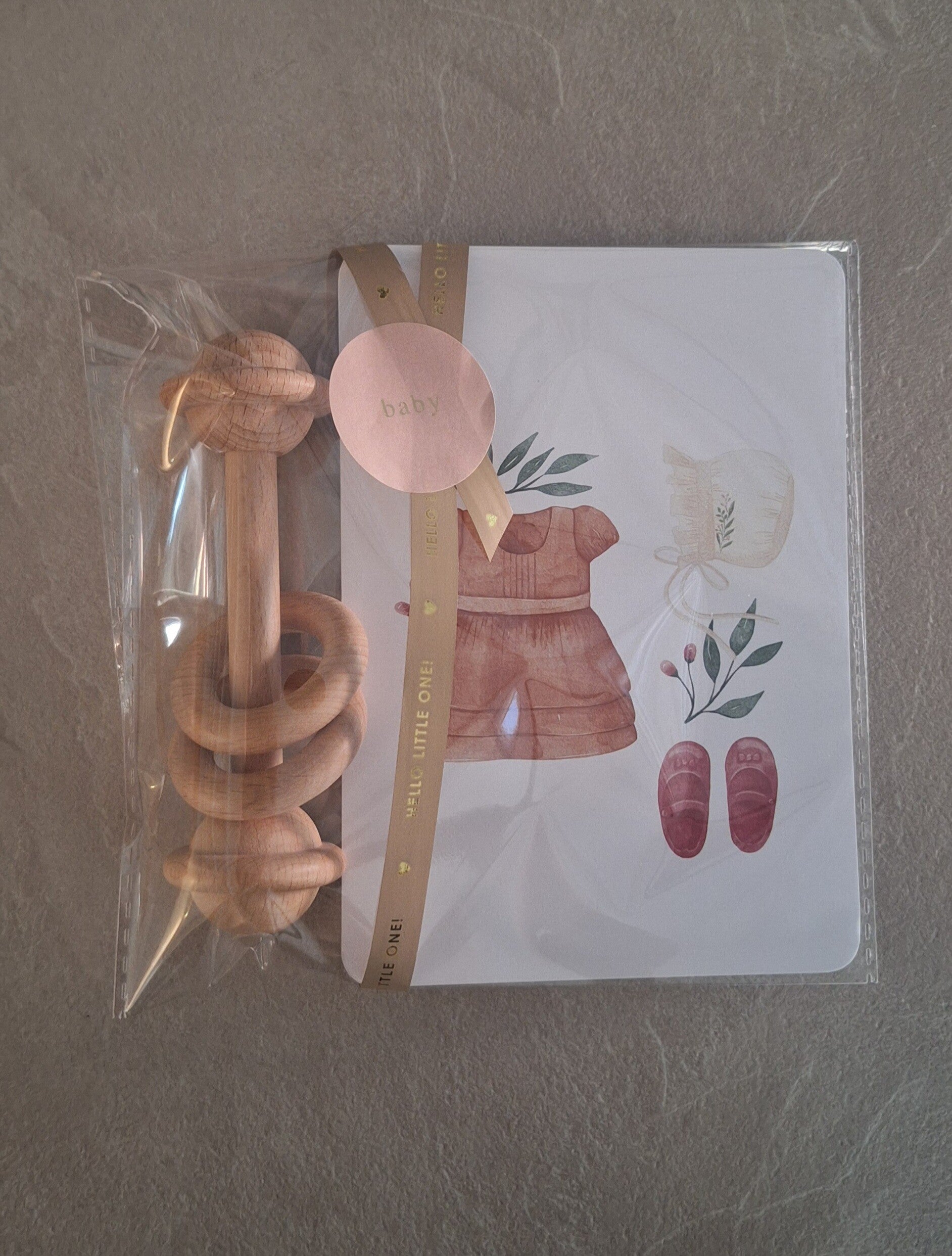 Welkom baby cadeausetje - jurkje en rammelaar