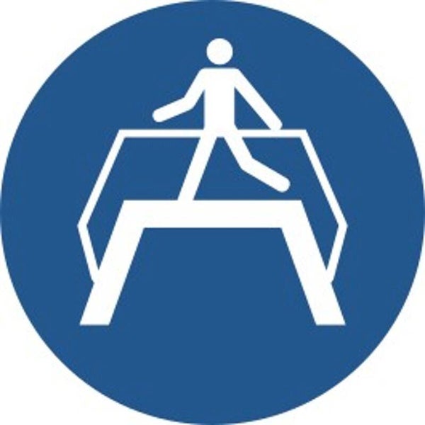 Aufkleber -  M023 Übergang benutzen - ISO DIN 7010 - Gebotszeichen - versch. Größen