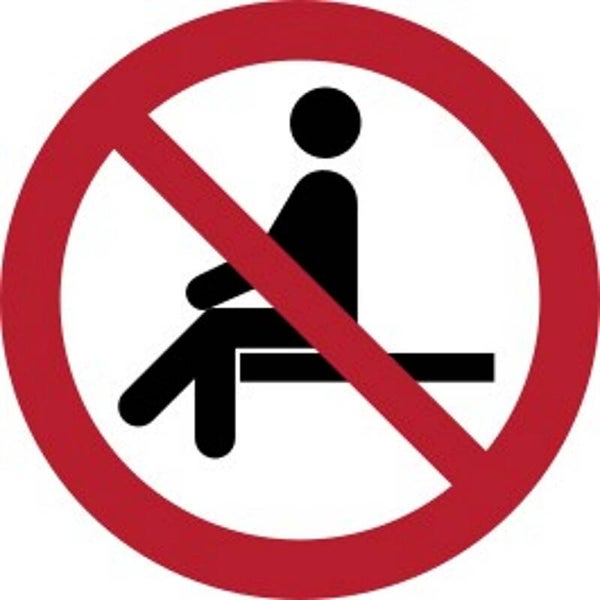 Aufkleber -  P018 Sitzen verboten  - ISO DIN 7010 - Verbotszeichen - versch. Größen
