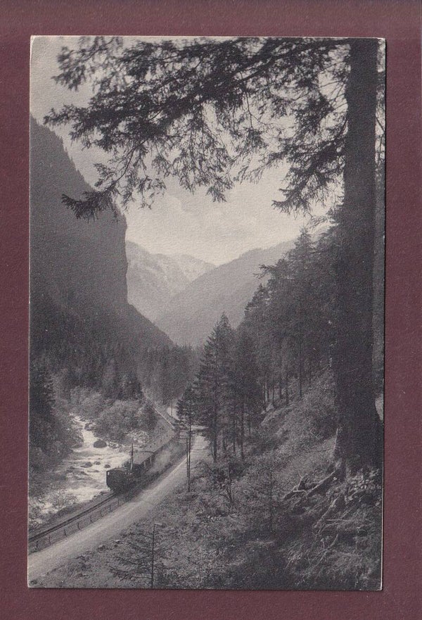 Zug im LAUTERBRUNNENTAL