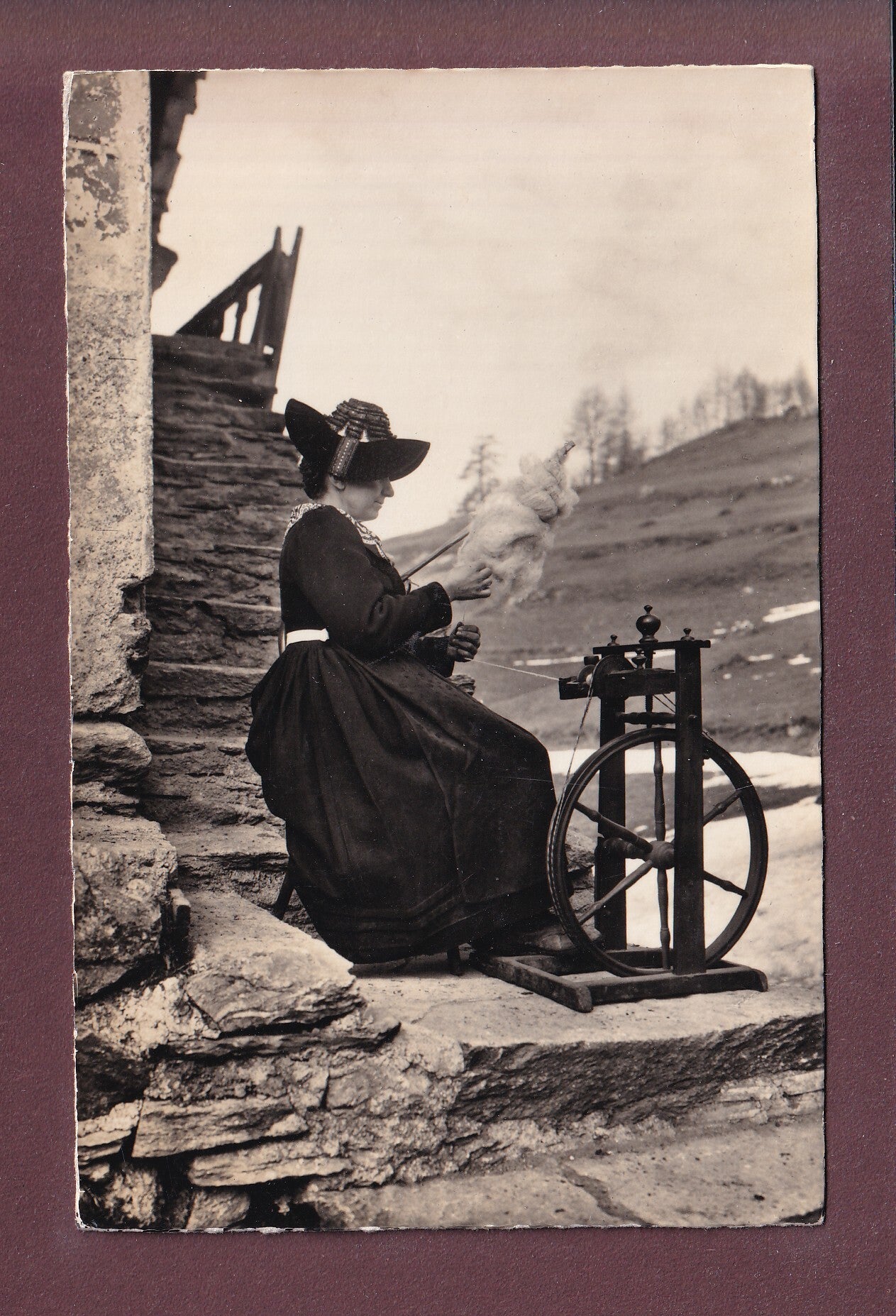 FILEUSE à VILLA - Costume d'Evolène