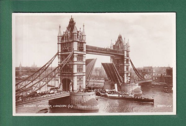 LONDON - Tower Bridge - Boat