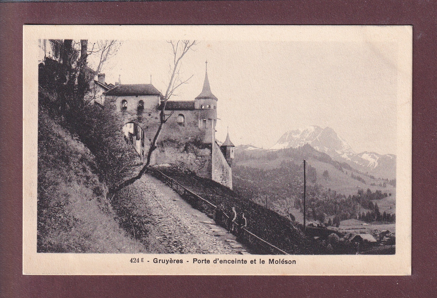 GRUYERES - Porte d'enceinte et Moléson