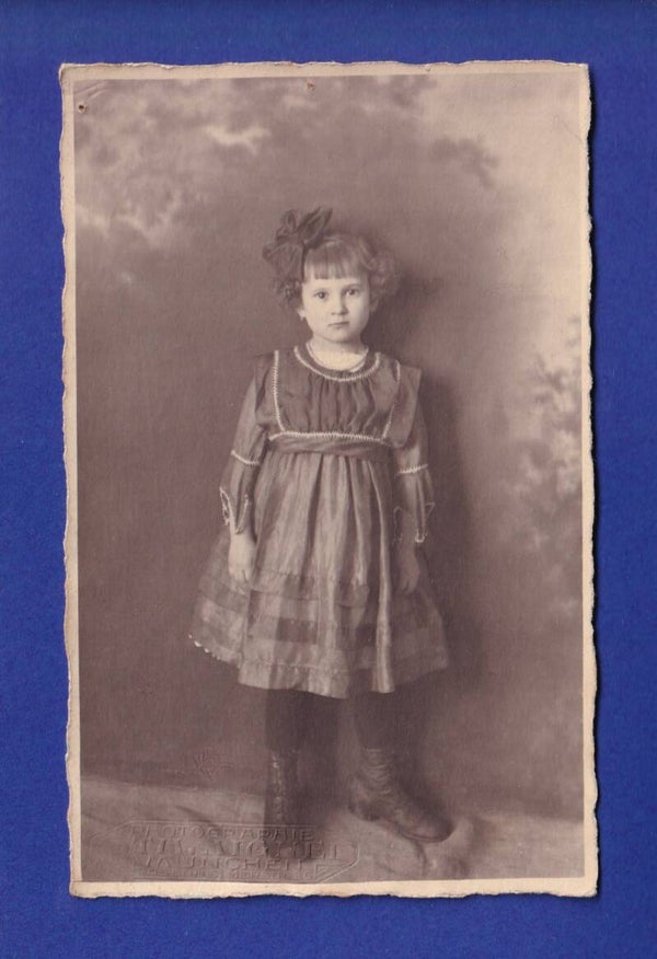 ENFANT - Jeune Fille - Photo Th. Aignei München // Trous //