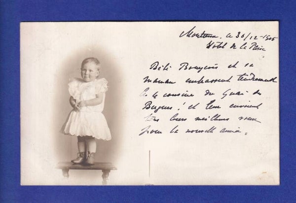 ENFANT - Photo debout sur une table
