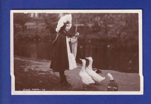 ENFANT - Jeune fille et oies