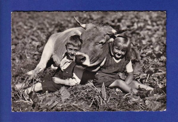 ENFANT - Avec une vache