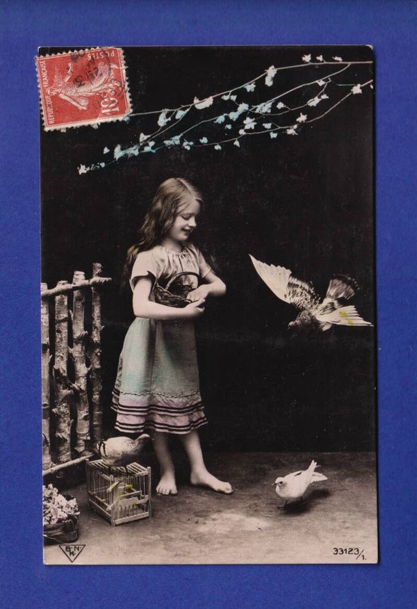 ENFANT - Jeune fille et pigeons