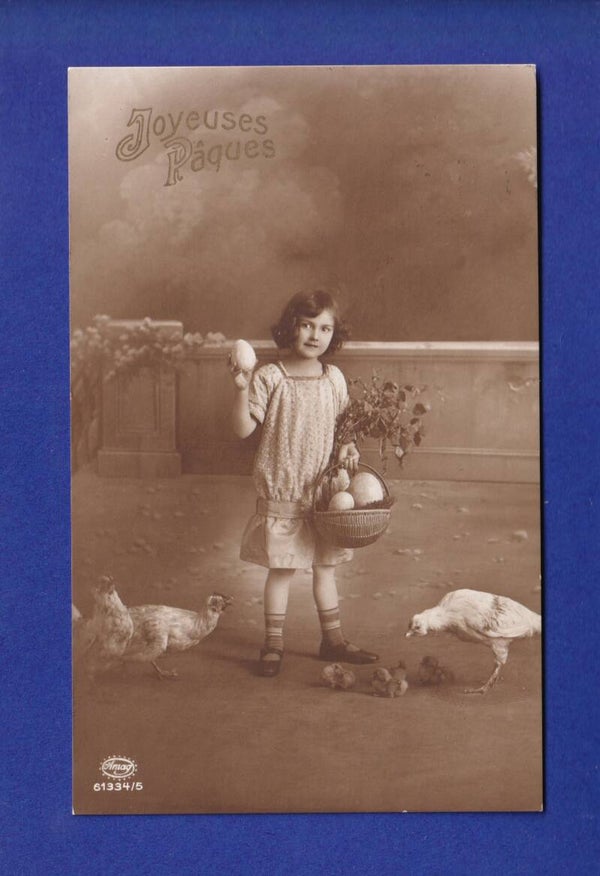 ENFANT - Jeune fille et poules pour Pâques