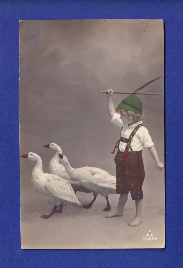 ENFANT - Jeune garçon et oies