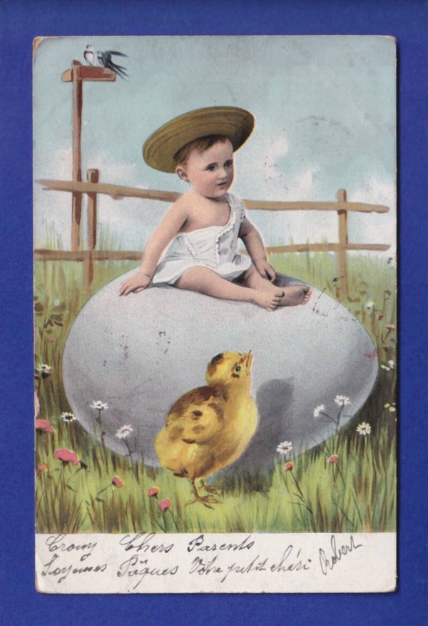 ENFANT - Bébé sur un énorme œuf - Poussin