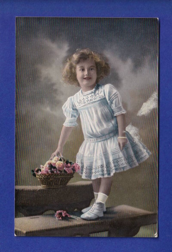 ENFANT - Jeune fille et fleurs