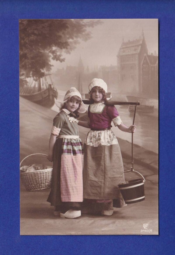 ENFANT - Jeunes filles en costume folklorique