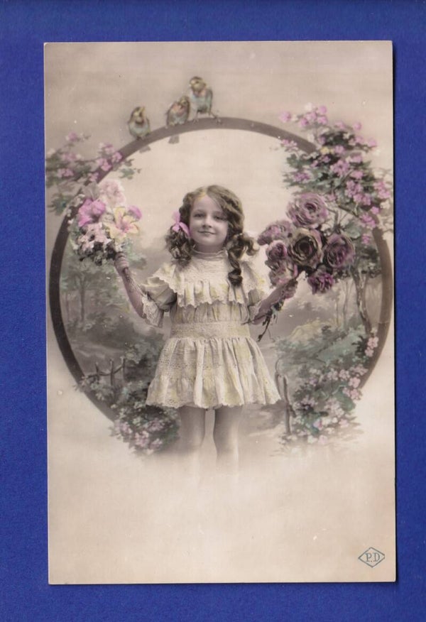 ENFANT - Jeune fille et fleurs