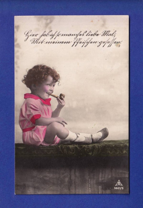 ENFANT - Jeune garçon fumeur de pipe