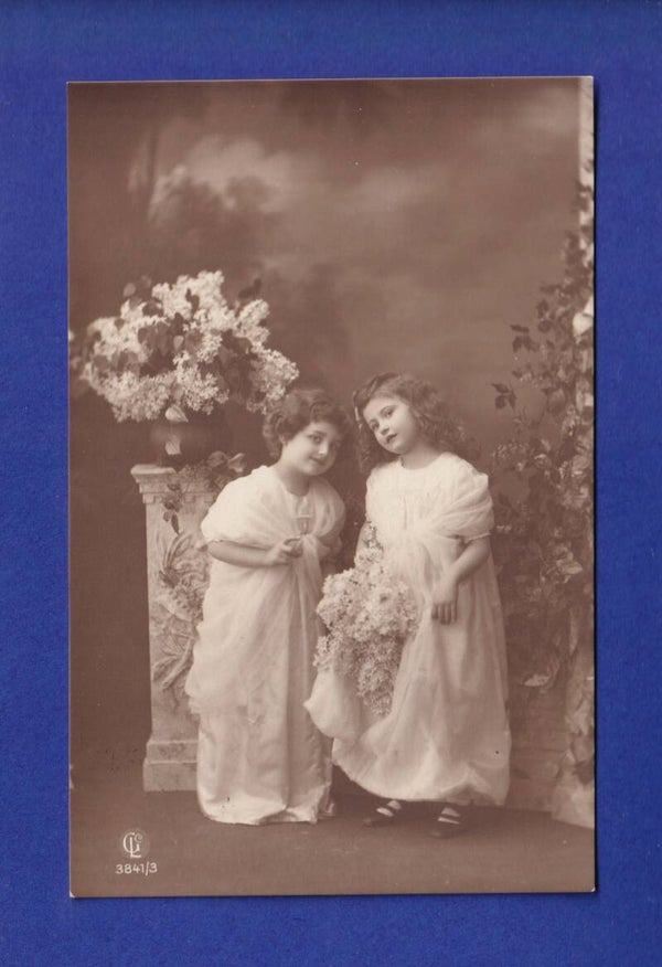 ENFANT - Jeunes filles et fleurs