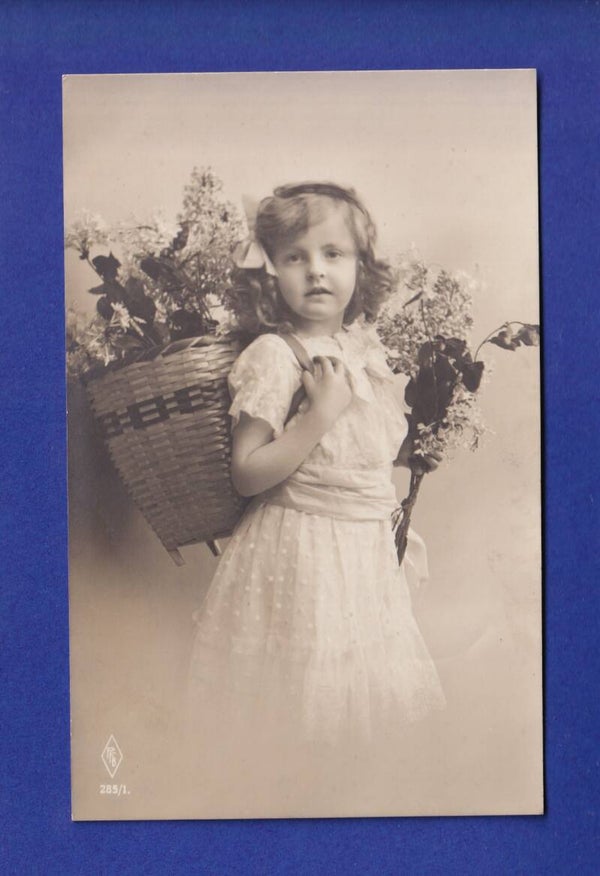 ENFANT - Jeune fille et fleurs