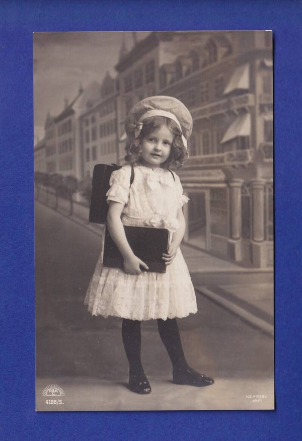 ENFANT - Jeune fille écolière