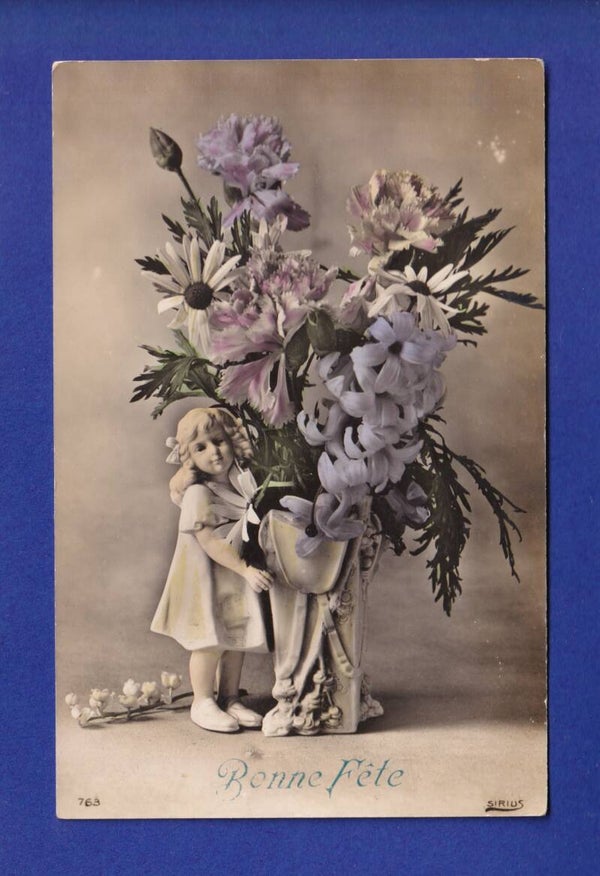 ENFANT - Poupée et fleurs