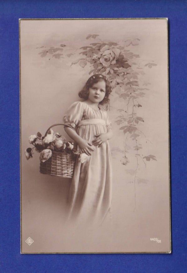 ENFANT - Jeune fille et fleurs