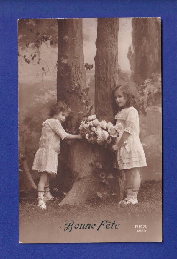 ENFANT - Jeunes filles et fleurs