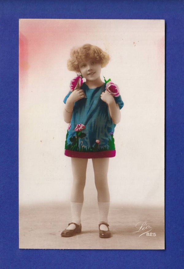 ENFANT - Jeune fille et fleurs
